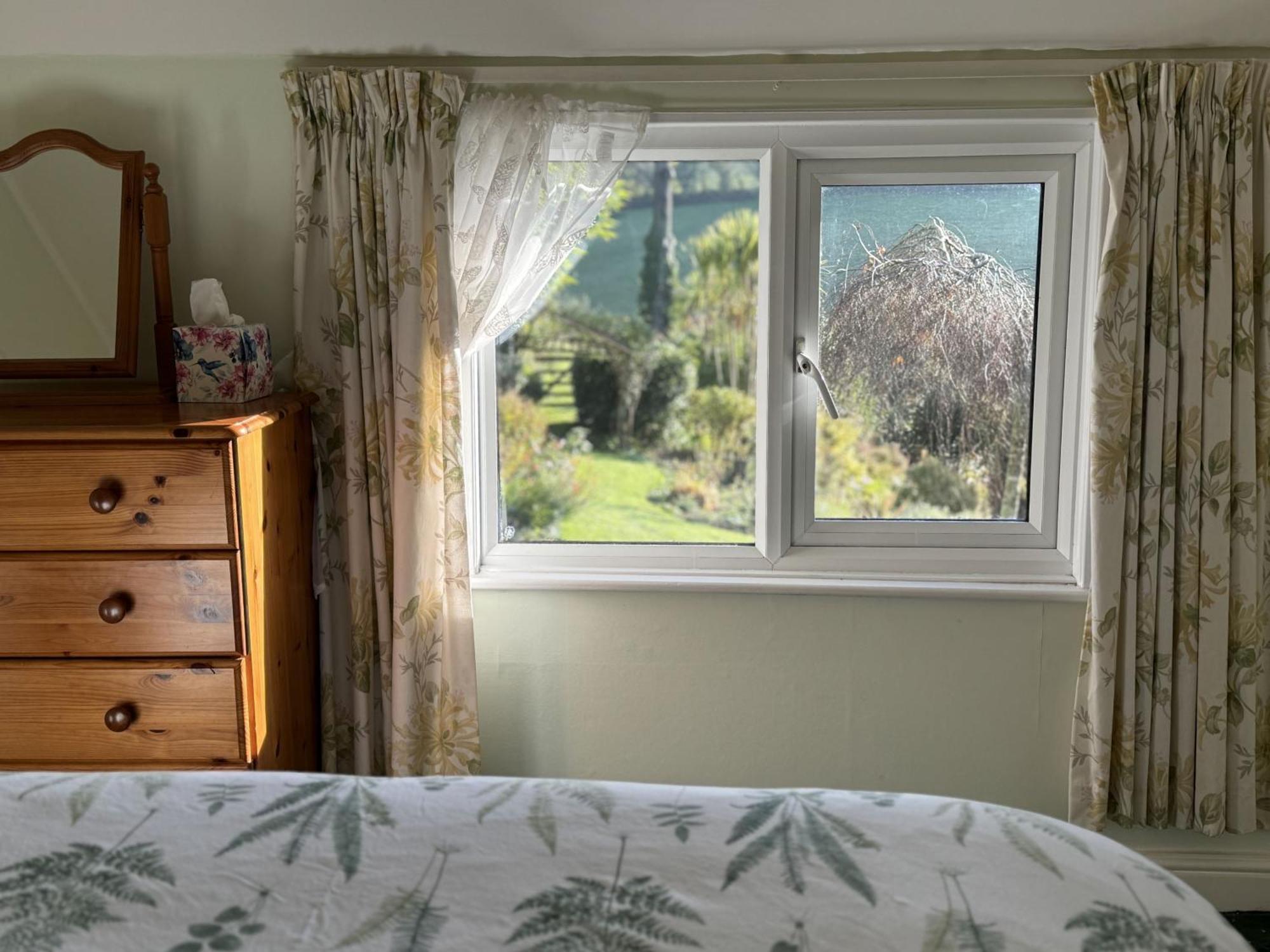 Greenswood - Cosy Cottage, Rural Location, Beautiful Landscaped Gardens With Pond And Dartmouth
