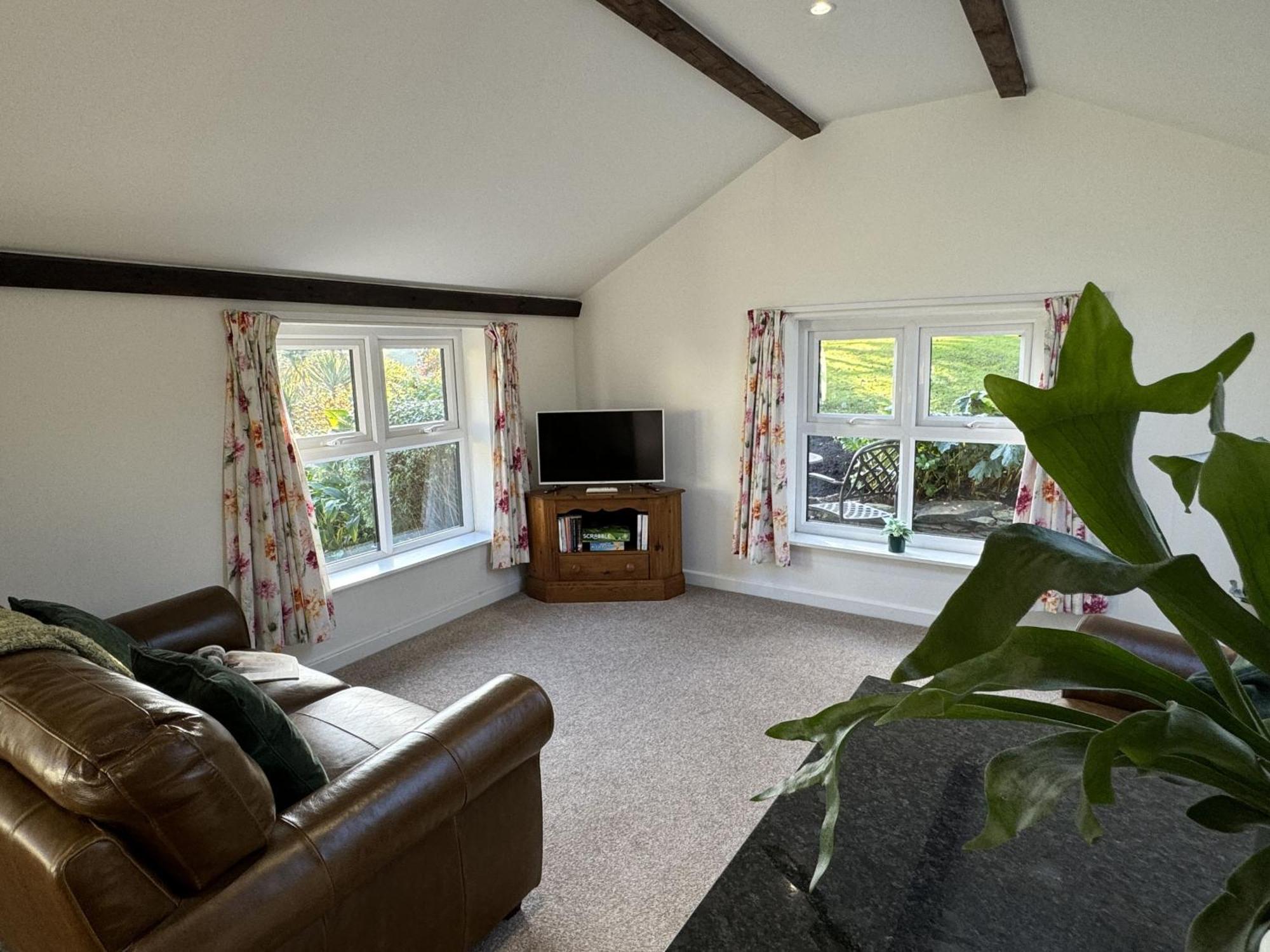 Greenswood - Cosy Cottage, Rural Location, Beautiful Landscaped Gardens With Pond And Holiday home Dartmouth