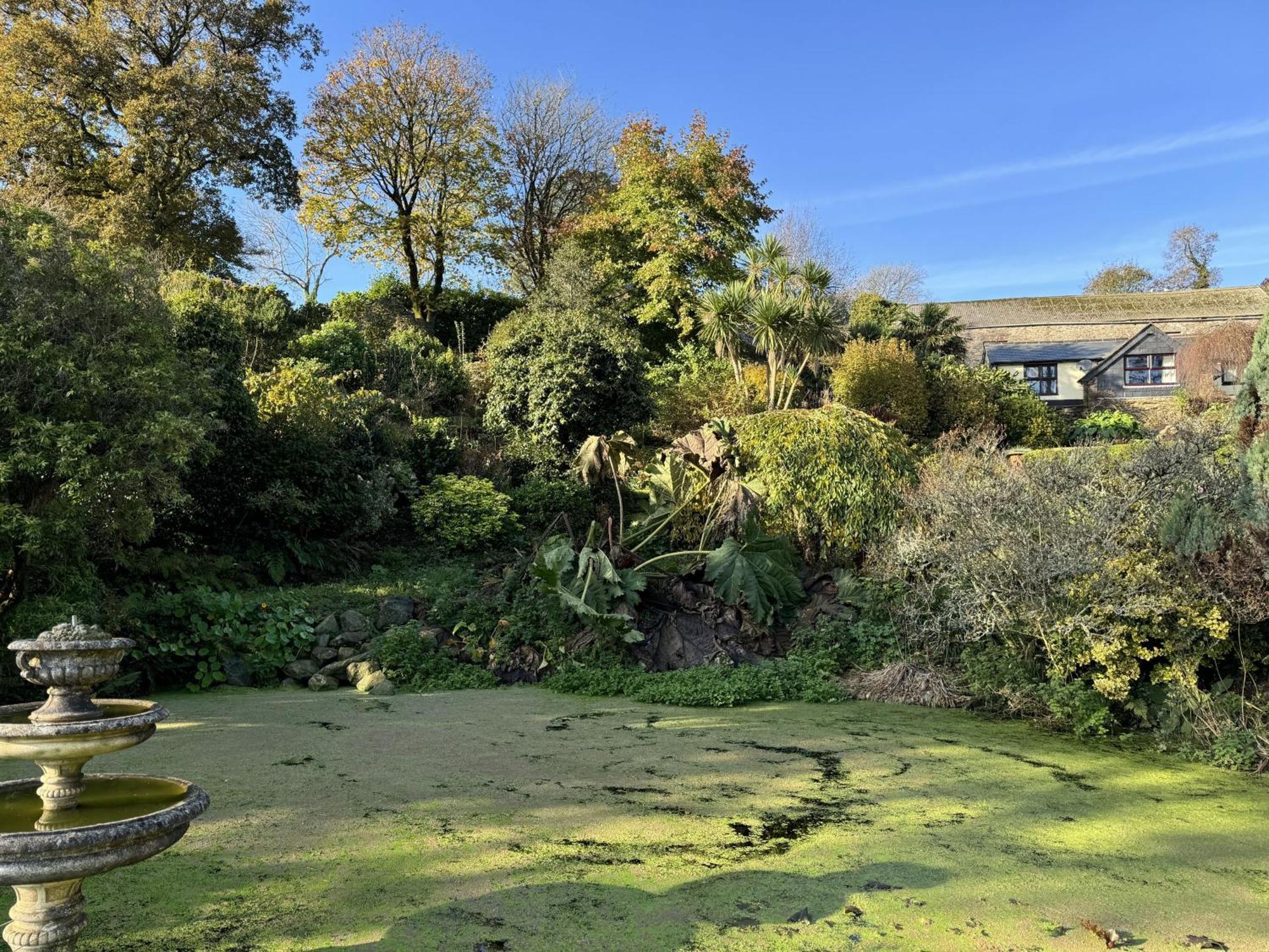 Casa de Férias Greenswood - Cosy Cottage, Rural Location, Beautiful Landscaped Gardens With Pond And